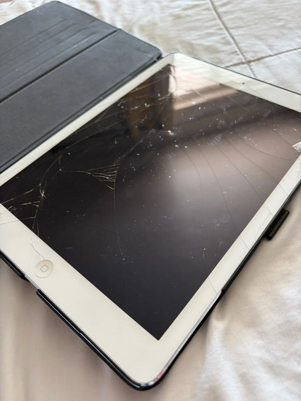 iPad Air 1st Gen MD788LL/A - FOR PARTS/DAMAGED(SHATTERED SCREEN) (Bundle W/ Case